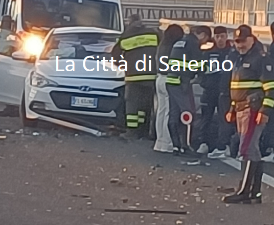 Battipaglia, schianto sulla rampa: cinque feriti