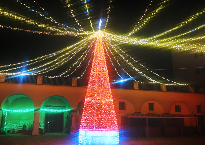 Roccapiemonte, luminarie di Natale ancora accese a Palazzo Marciani: è scontro