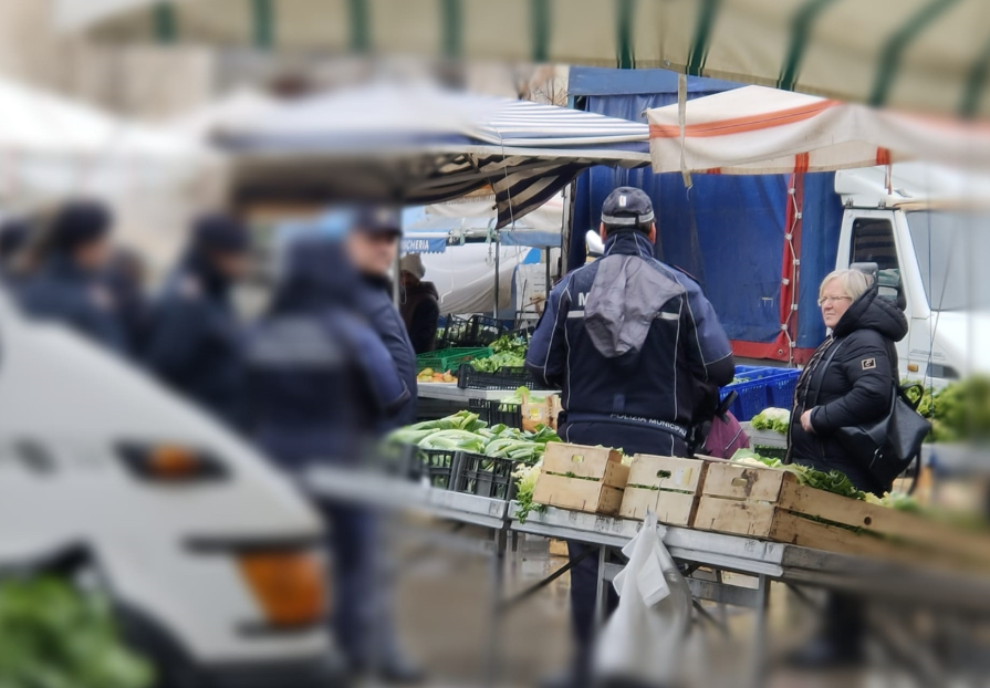 Salerno, blitz al mercato di Torrione: scattano multe e sequestri