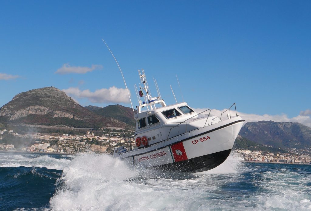 Villammare, salvato surfista in balia del vento