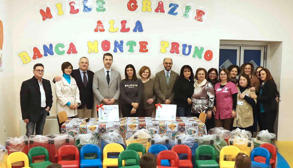 La Bcc Monte Pruno dona sedioline ai bimbi della scuola