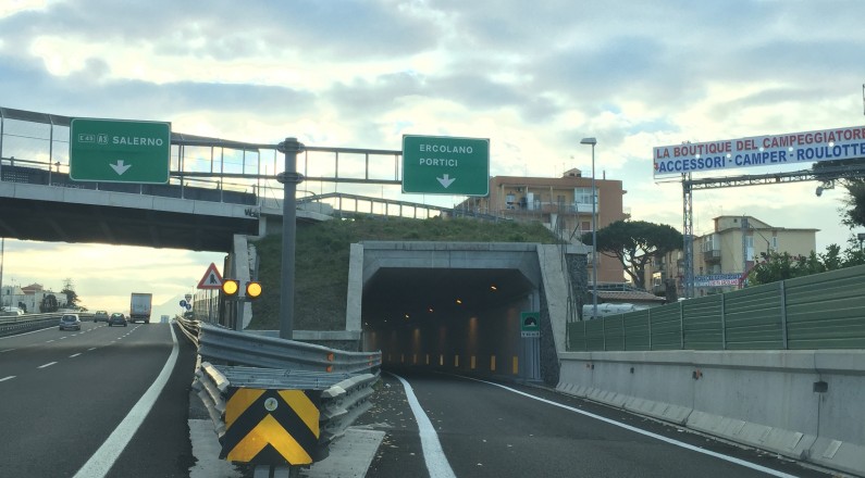 Auto contromano, paura sulla Salerno-Napoli