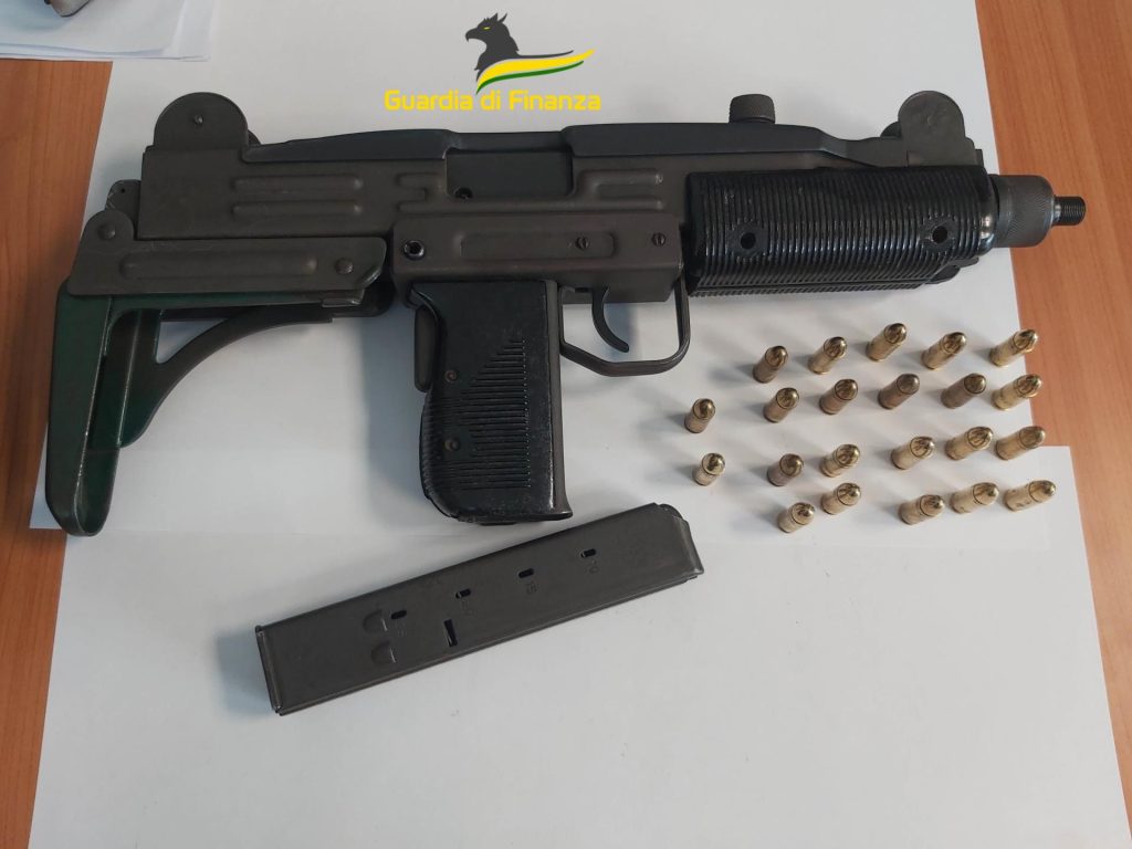 In auto con il mitra da guerra: arrestati