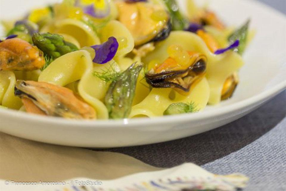 Tripoline con cozze e asparagi
