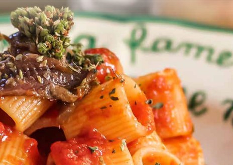 Tubettoni con pomodoro piccante ed alici