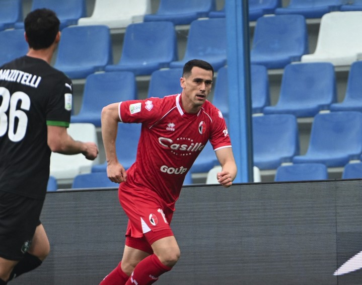 Il Bari spaventa il Sassuolo, Pisa ko con lo Spezia