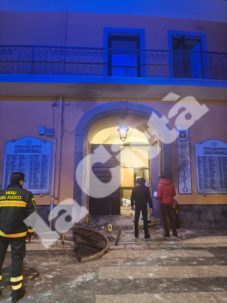 Bomba distrugge portone del Comune di Castel San Giorgio