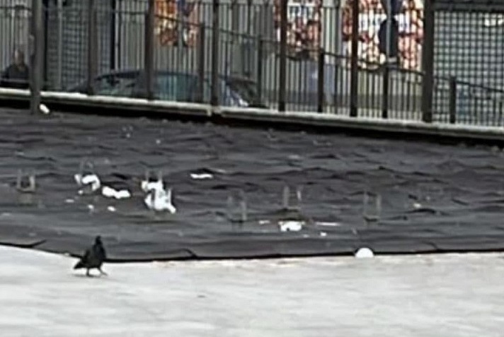 Eboli, tolte le giostre restano le barre filettate in ferro: «Pericolo per i bimbi»