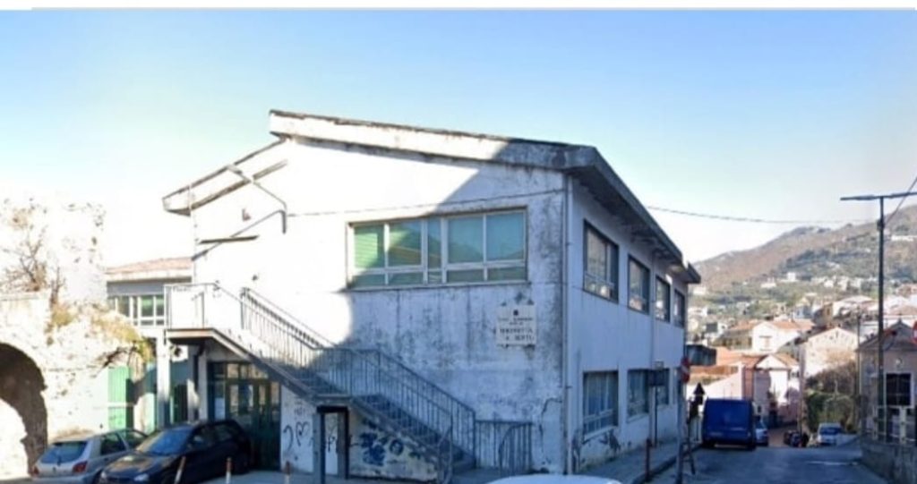 Scuola Lamberti a Cava, ora il cantiere si blocca