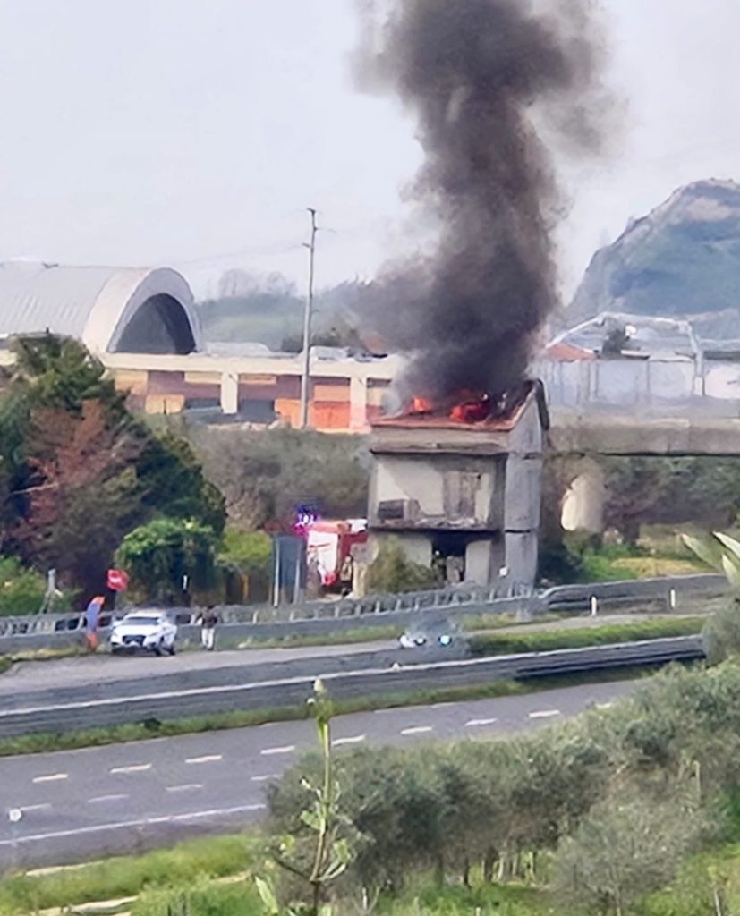 Eboli, a fuoco tetto di una casa in via Serracapilli