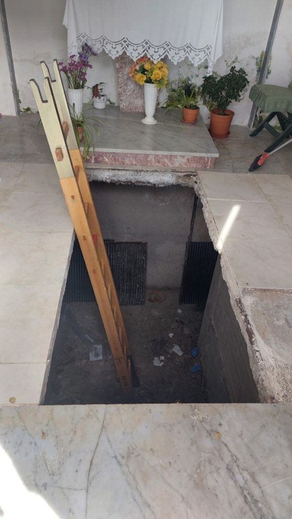 Voragine nel cimitero di Giffoni: precipitano giù