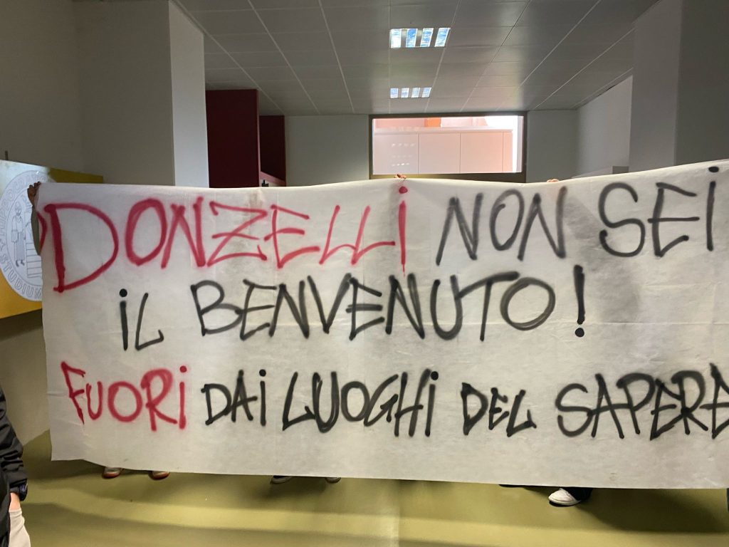 Unisa, Donzelli contestato da un gruppo di studenti