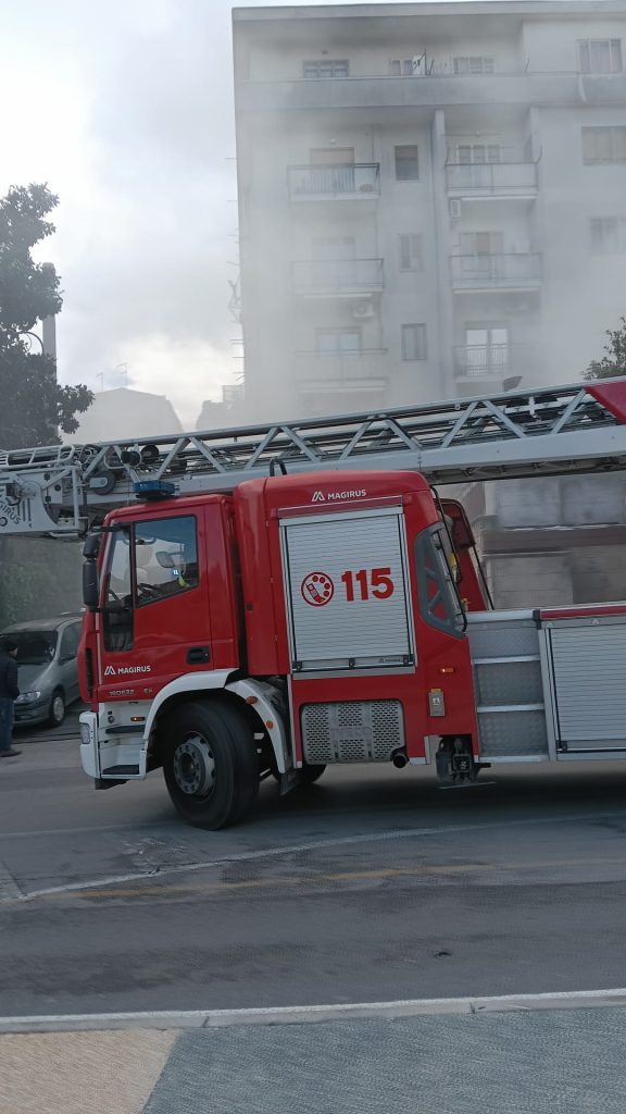 Cava de’ Tirreni, a fuoco appartamento: evacuato palazzo