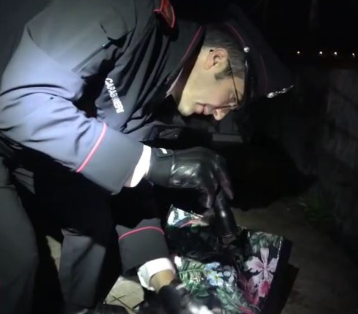 Salerno, la piazza dei “fidanzatini”: spaccio con la figlia in auto