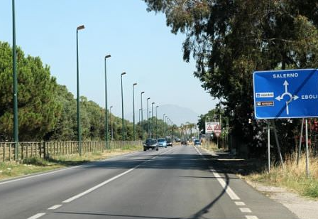 Eboli, auto si ribalta sul litorale: grave una donna