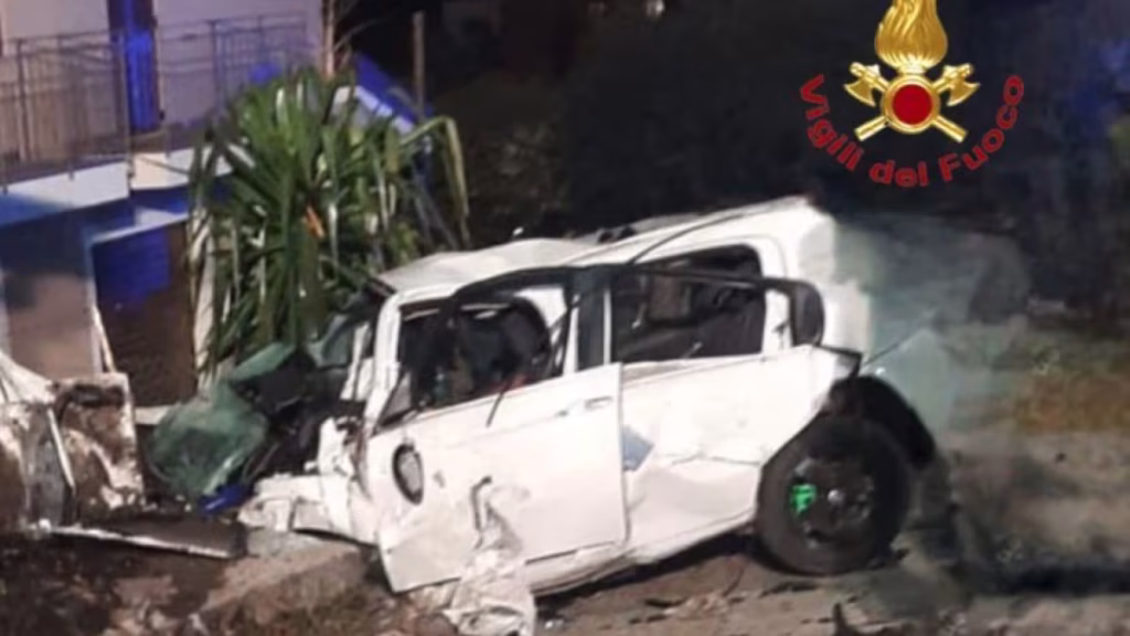 Schianto tra auto a Roccadaspide: morti due giovani