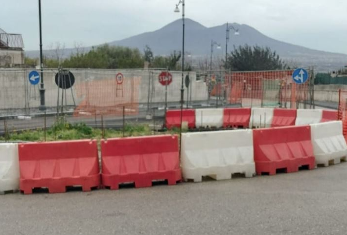 Sarno, lavori fermi per la rotonda: è caos