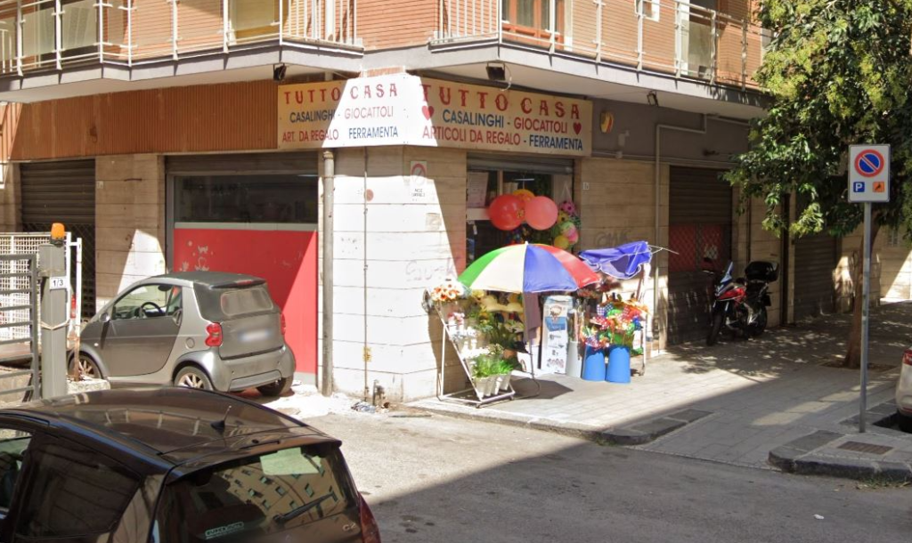 Salerno, rapina al bazar con il taser: colpo da 700 euro