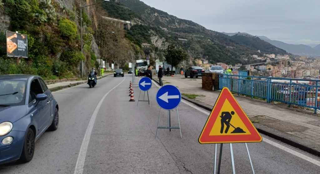 Salerno, marciapiedi da riparare: è il caos