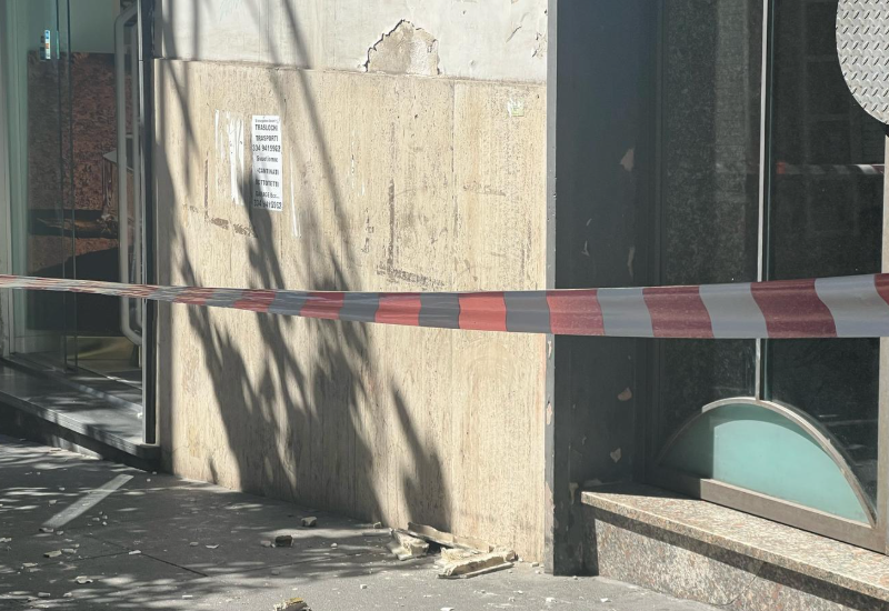 Si stacca un pezzo di marmo in centro a Salerno, ferito 60enne