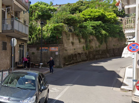 Baronissi, furgone dei rifiuti lo investe: gravi fratture per l’anziano