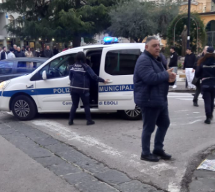 Aggredito vigile urbano, panico a Eboli