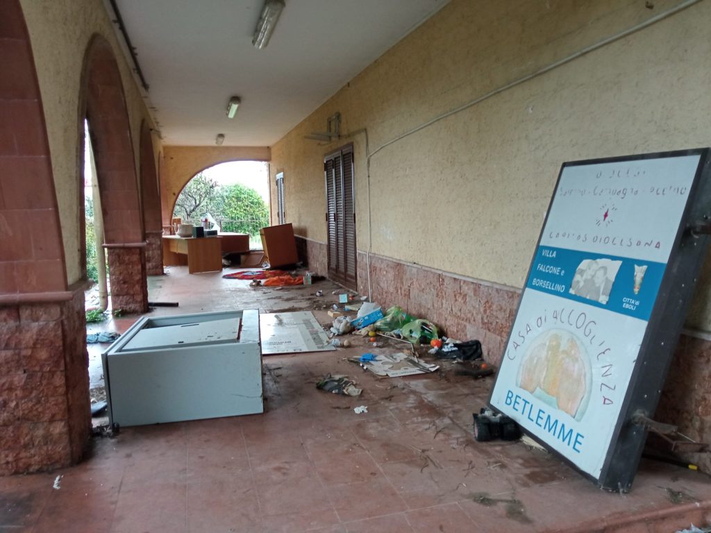 Eboli, villa Falcone e Borsellino liberata dai vigili