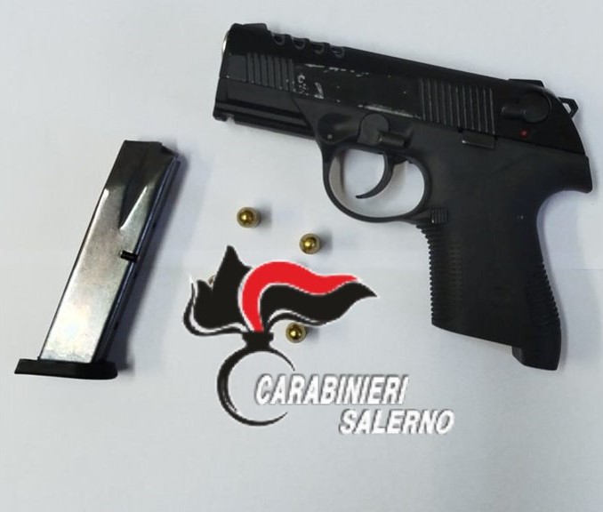 Giffoni Valle Piana, nasconde pistola con matricola abrasa: arrestato