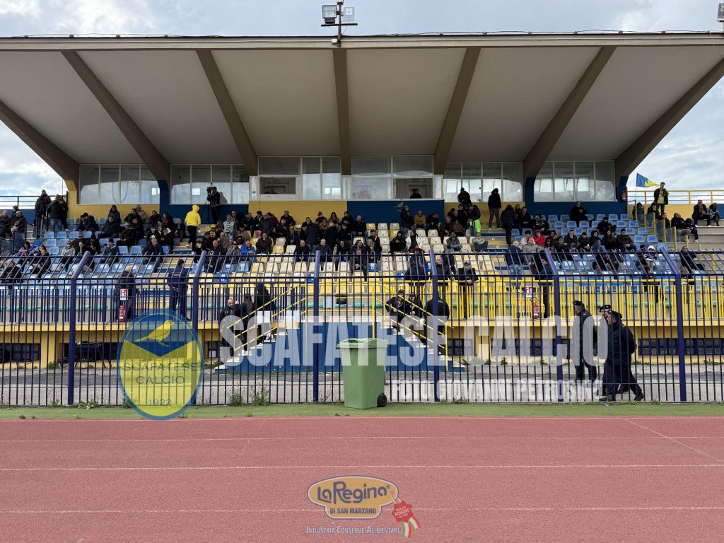 Lancio di fumogeni in stadio Reggio, 7 Daspo a tifosi della Scafatese