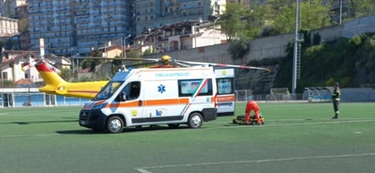 Sala Consilina, auto finisce fuori strada e si ribalta: grave una 21enne