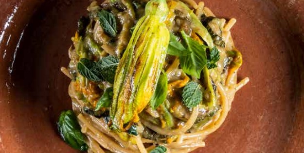 Spaghetti alle zucchine in fiore