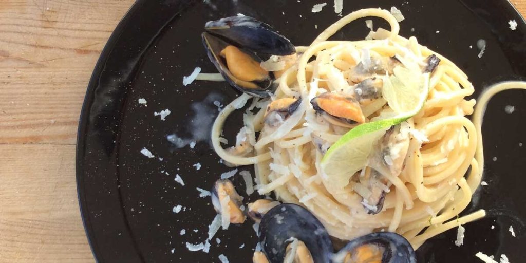 Spaghetti cozze, pecorino e limone