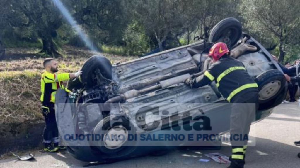 Ceraso, auto si ribalta: anziano estratto vivo dalla lamiere