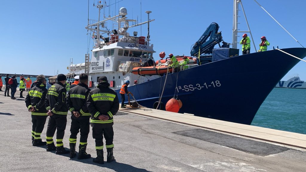 Salerno, attracca al porto nave con 108 migranti