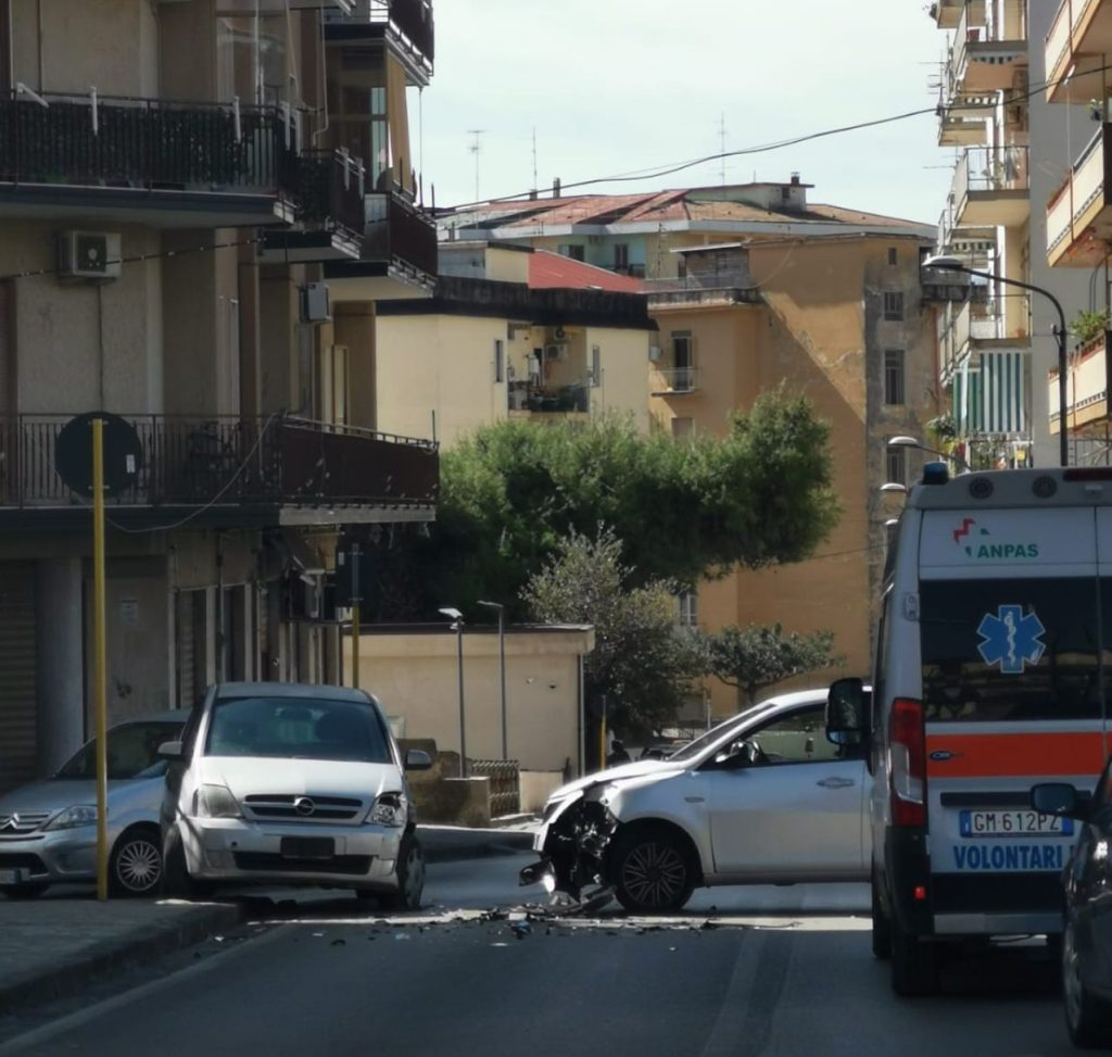 Eboli, schianto in via Gonzaga: due feriti
