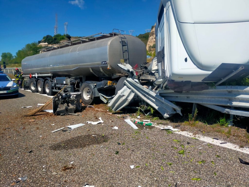 Autocisterna si schianta in autostrada tra Eboli e Battipaglia