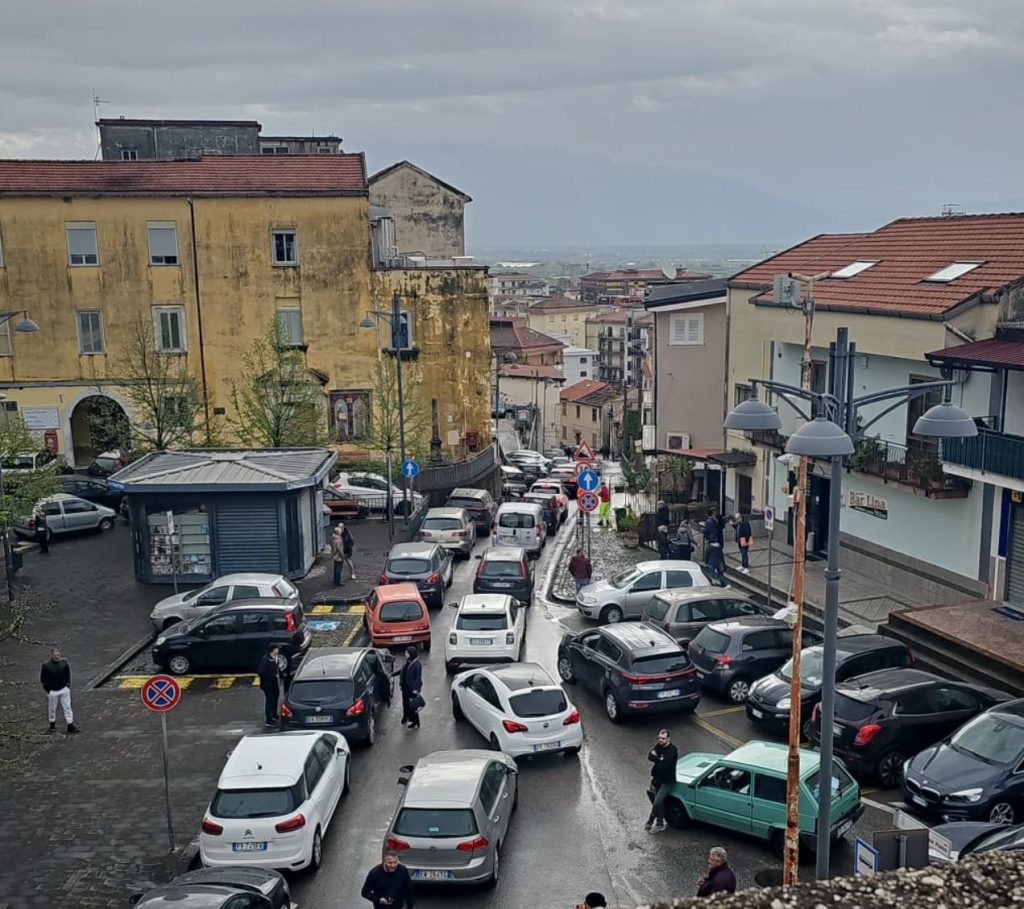 Eboli, auto contro muro vicino ospedale: ambulanze bloccate