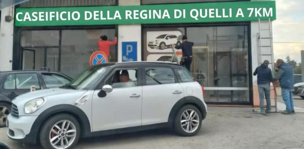 Eboli, Insegna “ritoccata”: ora teme i danni