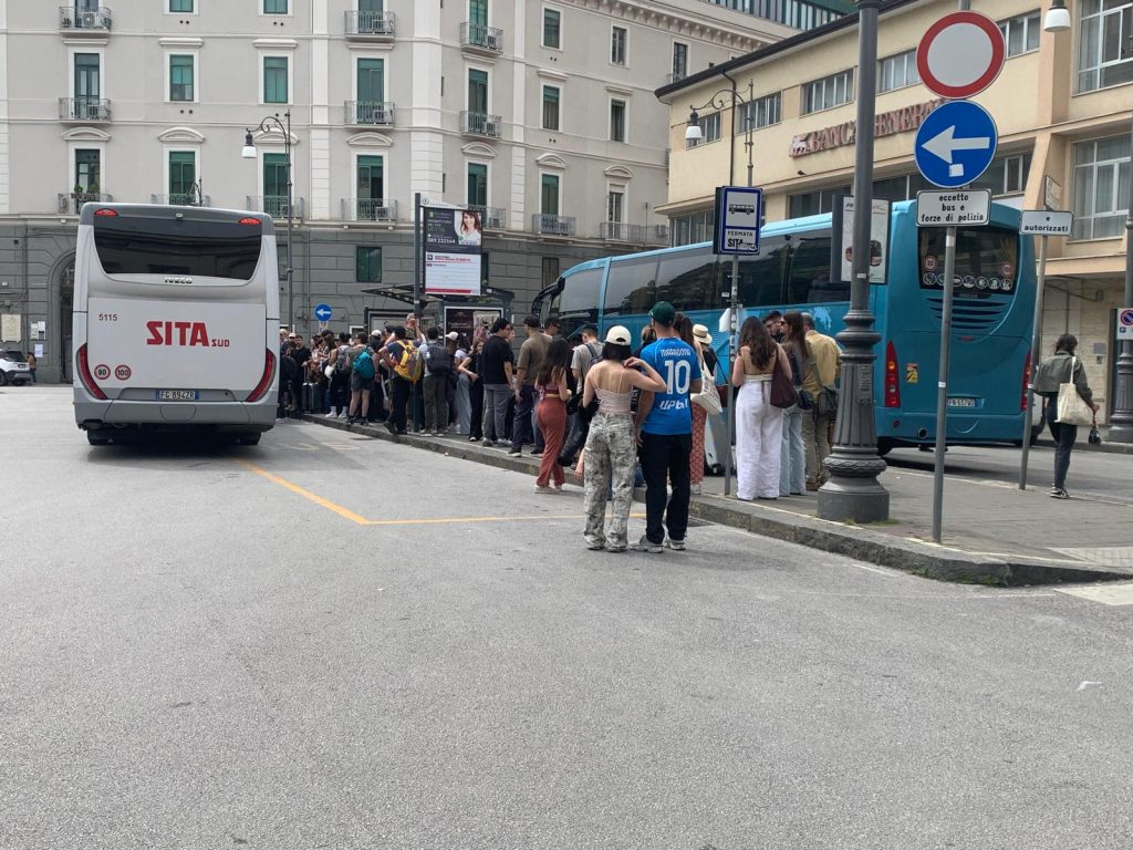 Salerno, traghetti ancora bloccati: turisti abbandonati nell’attesa di un bus