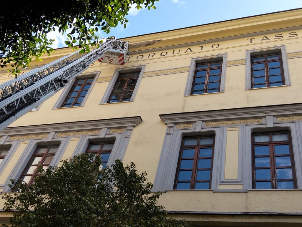 Rischio crolli al liceo Tasso: traffico in tilt a Salerno