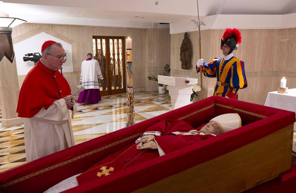 Papa Francesco: diffuse dal Vaticano le immagini nella bara aperta