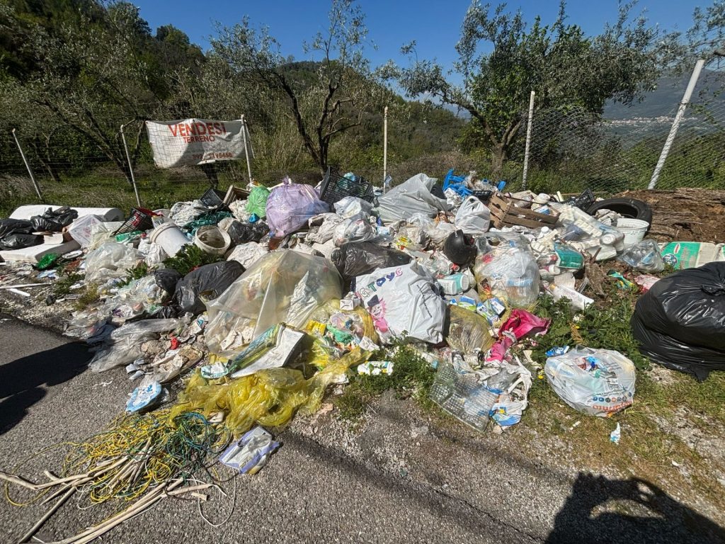 Giffoni Valle Piana: scoperta mini discarica abusiva