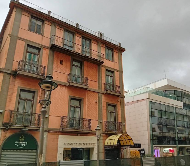 Salerno, via i sigilli all’Albergo Italia: ora è in vendita