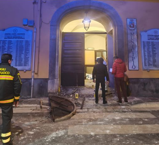 La minaccia: «Ti facciamo fare la fine del Municipio»