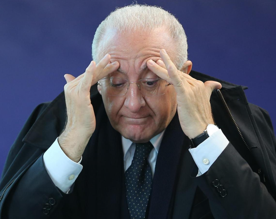 Il governatore De Luca nel “fortino” di Santa Lucia