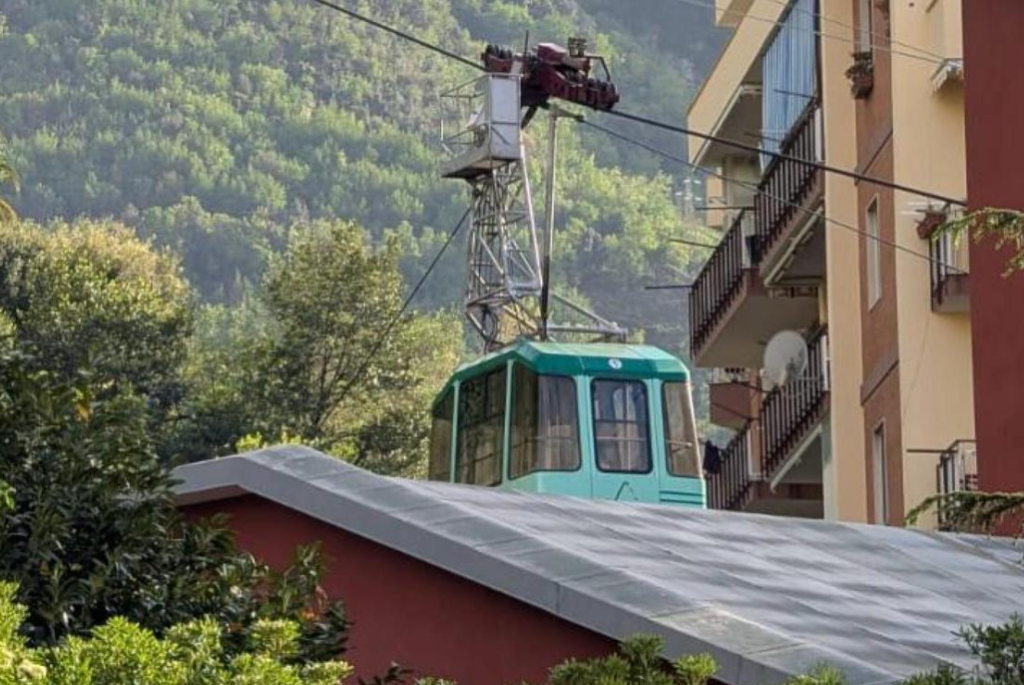 Faito, funivia precipita nel vuoto: quattro morti