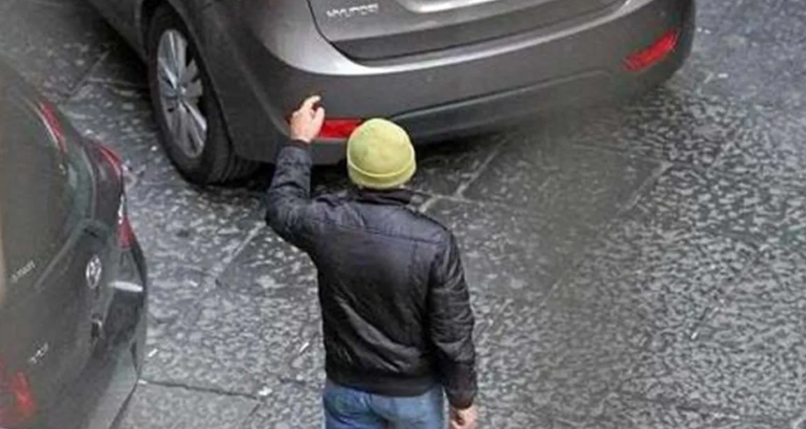 Parcheggiatore abusivo all’Asl: fermato ebolitano