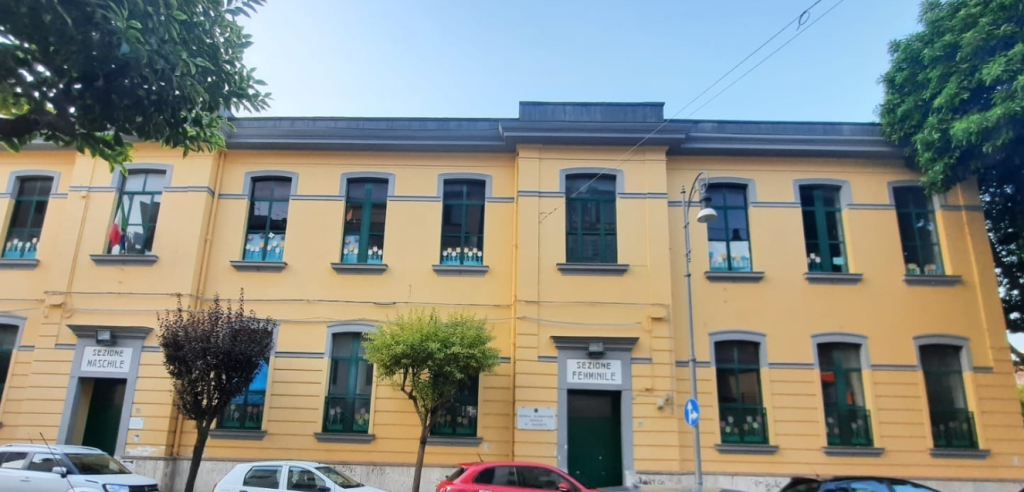 Salerno, mancano i bidelli alla “Mazzetti”: i prof si trasformano in uscieri