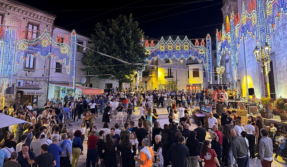 Casaletto Spartano, trekking e incontro in piazza