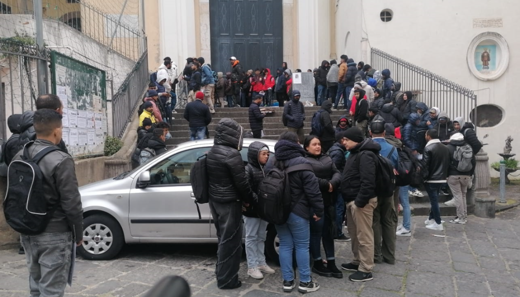 Ufficio immigrazione a Salerno fra code e notti all’addiaccio